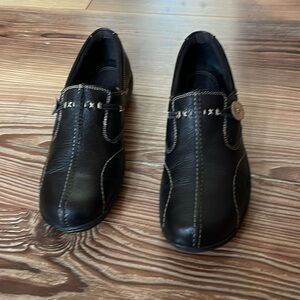 Clarks Women’s Loafers Slip On Shoes Leather Size 7.5 M Black COMFY NICE
